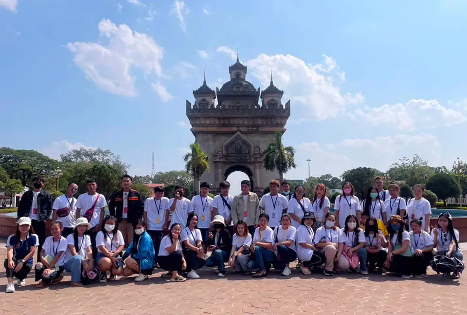 นำแรงงานต่างด้าวสัญชาติลาวเดินทางไปประทับตราวีซ่าที่ประเทศลาว