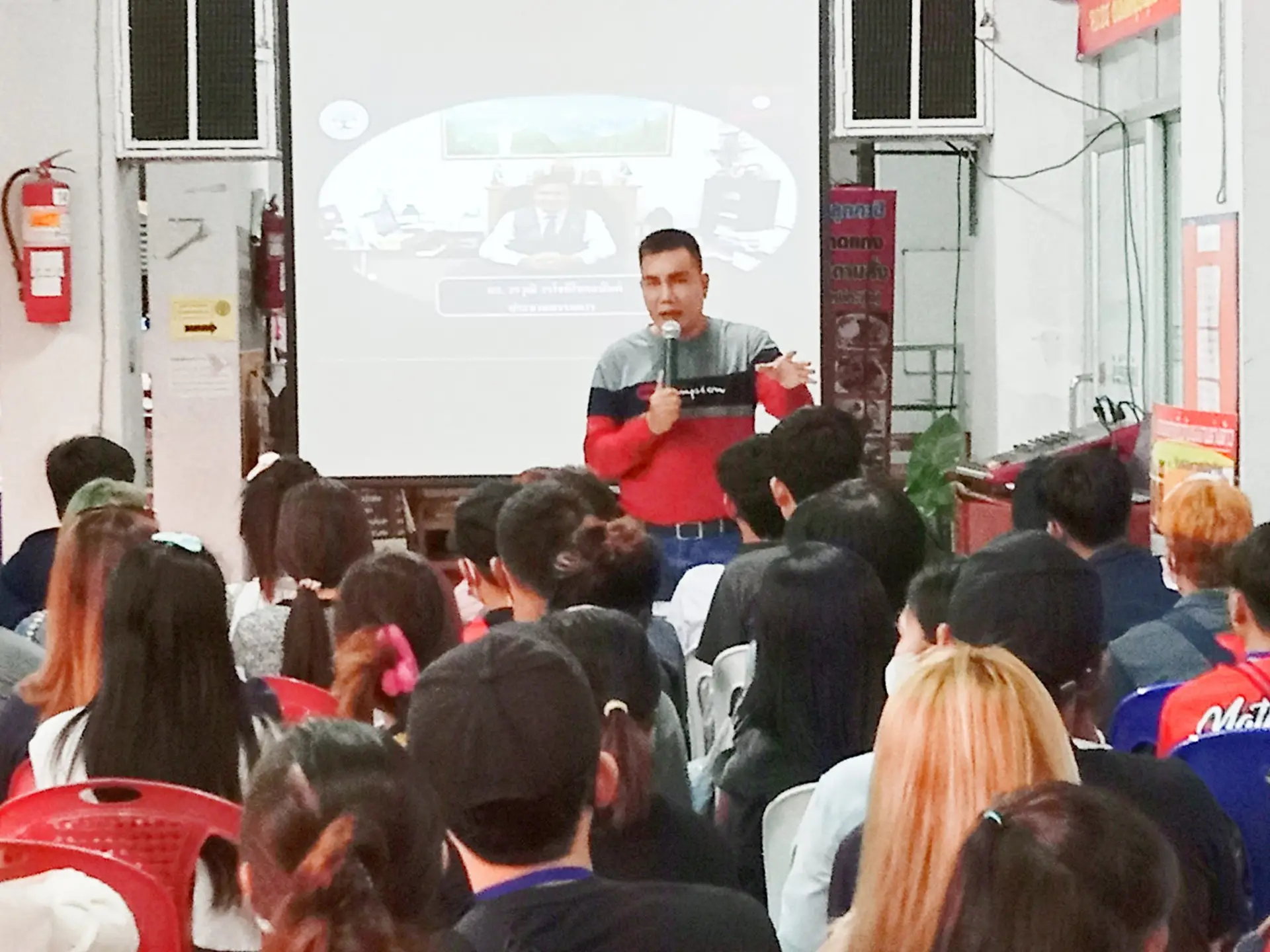 ทีมเจ้าหน้าที่ A able อบรมขั้นตอนการเดินทางไปประทับตราวีซ่าที่ประเทศลาว