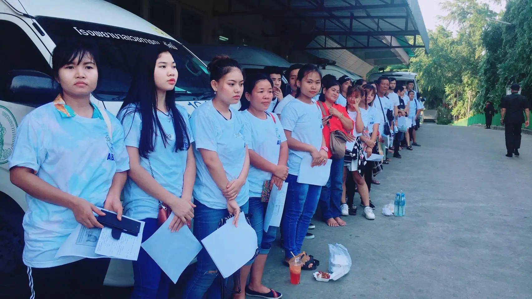 นำแรงงานต่างด้าวตรวจสุขภาพเพื่อเข้าศูนย์ OSS